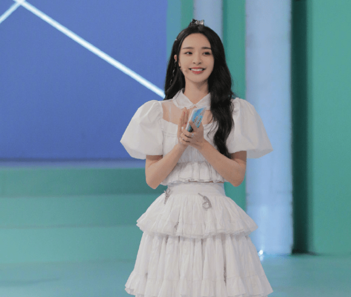 小花主持承认恋情,因负面新闻多导致事业封,娄艺潇都被她气哭_李莎旻