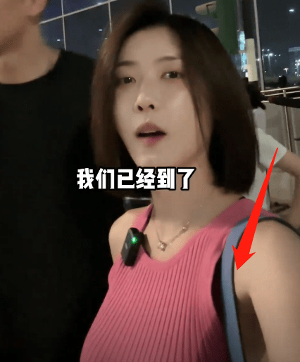 网红聂小雨穿挂脖连衣裙,丝袜破洞,侧身疑走光,网友:建议封杀_视频_头