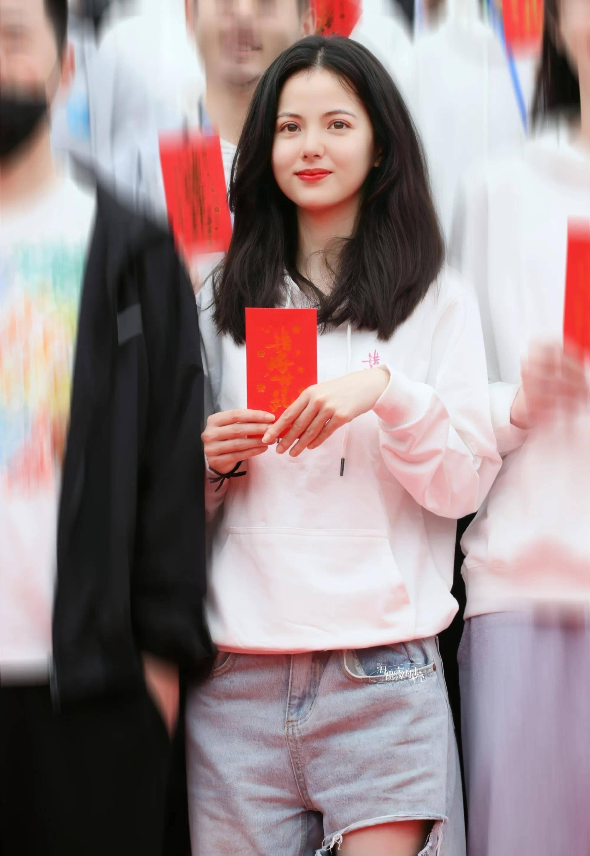 2017年主演《将界第二季》从而正式以演员身份出道.