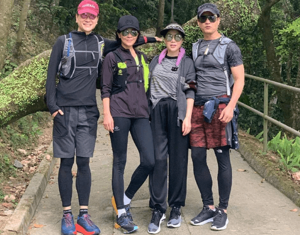 55岁刘嘉玲户外跑步,跑起来健美腿又细又直,满脸通红气色好_运动_社交