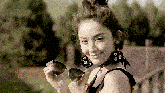 戴30厘米熊皮帽不嫌压脸,点痣穿垫肩裙太拉风_造型_大衣_气息