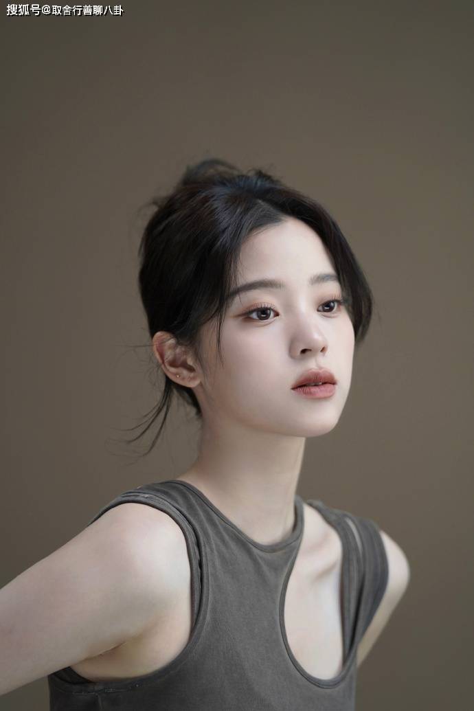 欧阳娜娜写真曝光,穿不规则背心迷人性感,露出性感锁骨魅力十足_照片