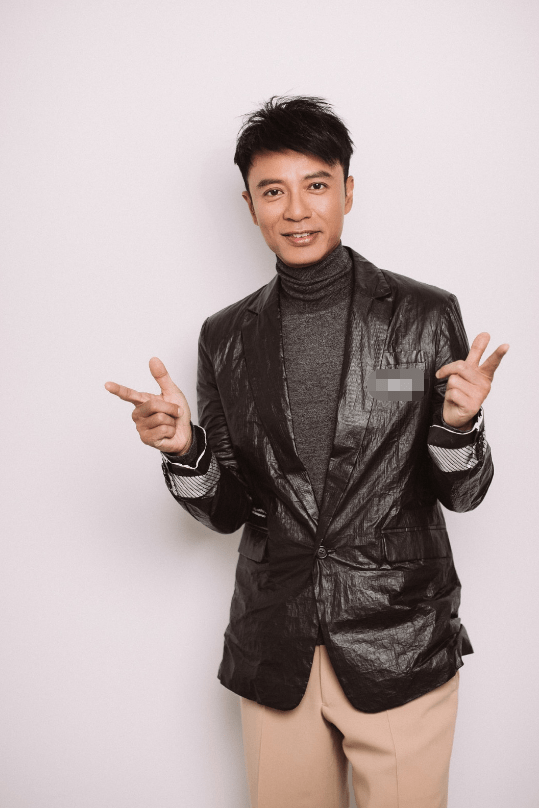 此后,李克勤还演唱了《回首》,《蓝月亮》,《情牢》等歌曲,还获得了