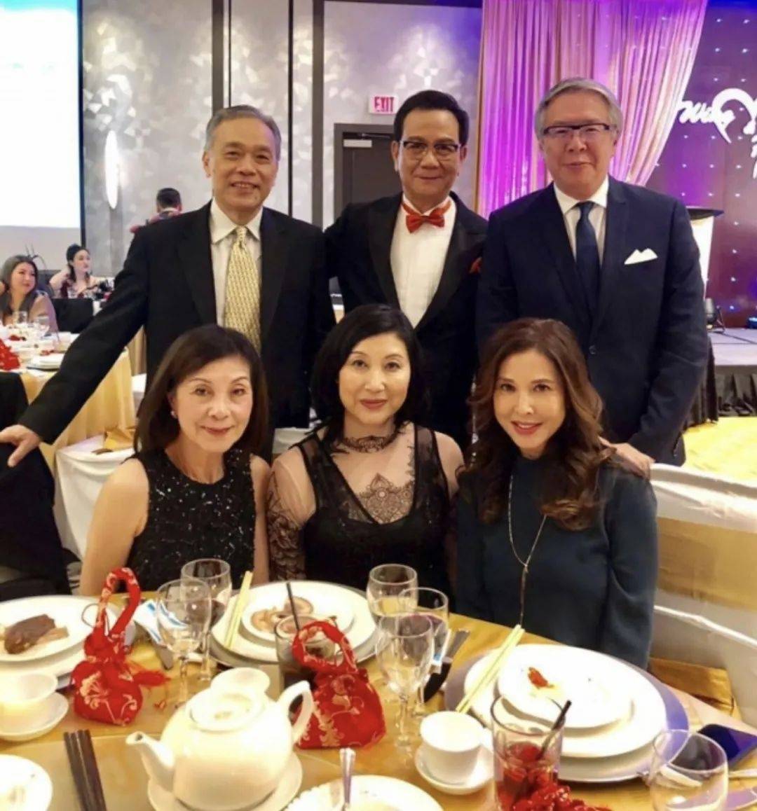 73岁亚视元老路边摊买衣服,发福明显似临产孕妇,已举家移民_潘志文