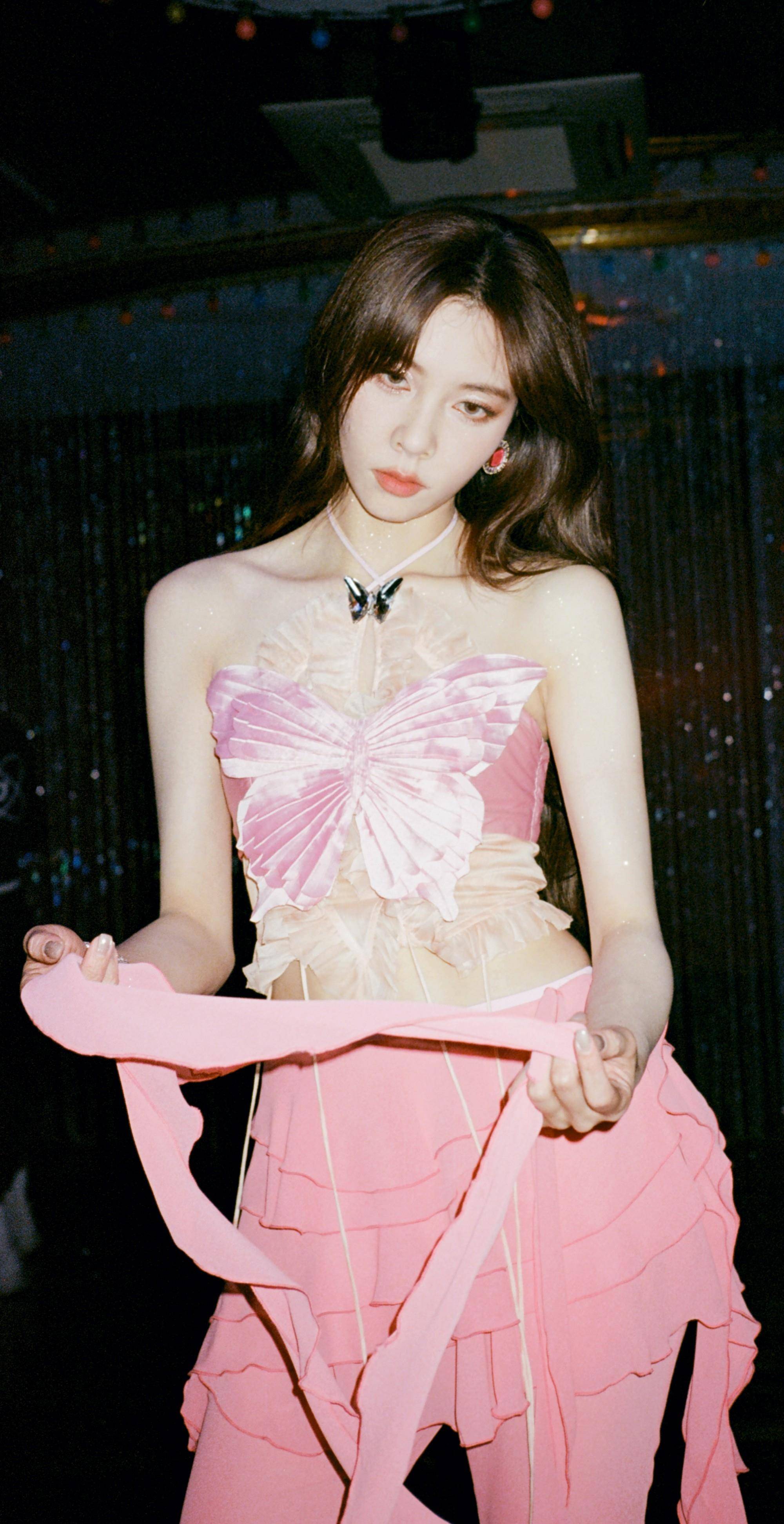 宋妍霏复古壁纸合集,大波浪红唇搭配蝴蝶结,充满复古浪漫感_时尚_灯光