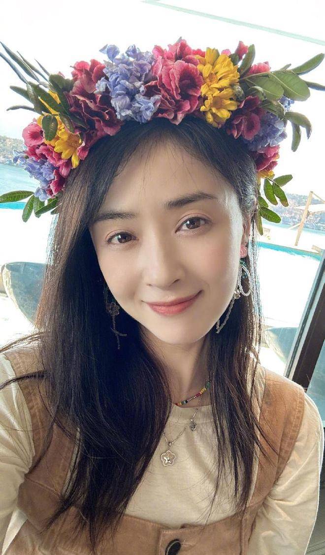 40岁蒋欣近照瘦成"纸片人",热裤配长筒袜穿搭年轻,筷子腿抢镜_身材