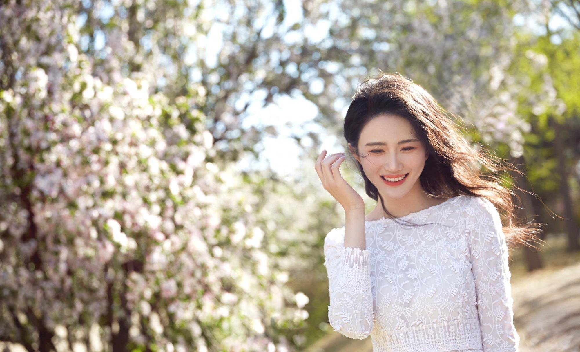 赵昕春日花朵写真大片,身穿白色蕾丝裙,笑容治愈浪漫甜蜜_时尚_身材