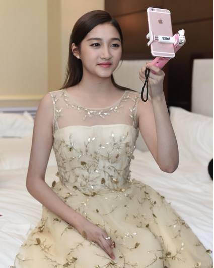 关晓彤ps前后差距太大!发福之后下巴亮了!_个子_闺女_控制