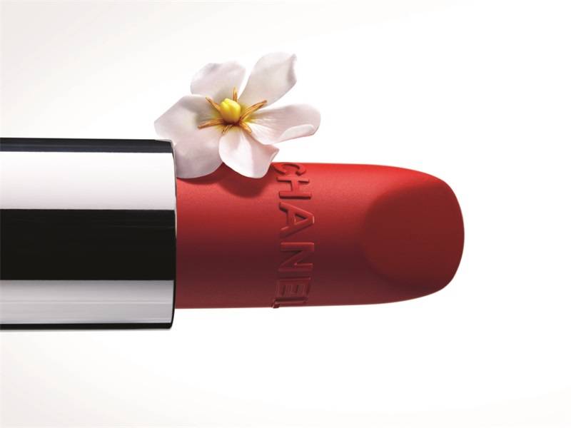 CHANEL「31 Le Rouge」系列自带清甜栀子花香气，首支透明玻璃唇膏奢华