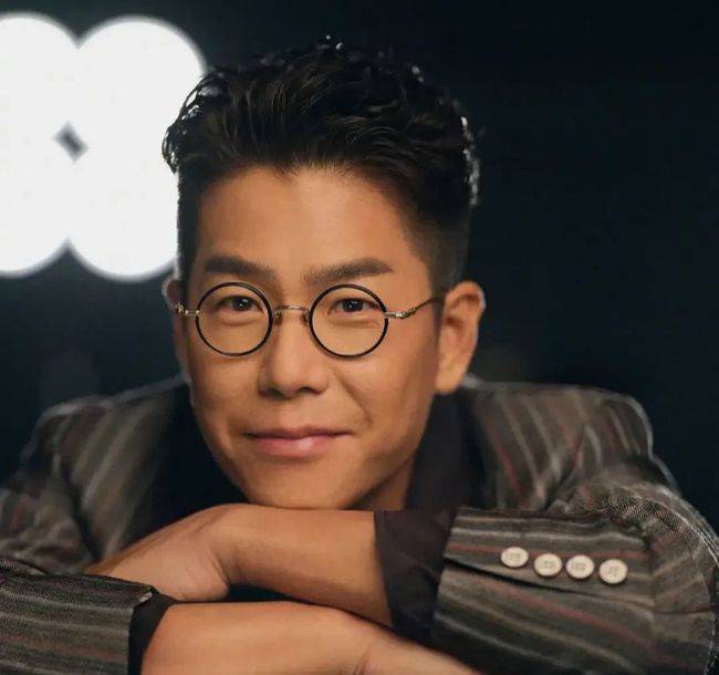 林晓峰51岁了,穿着100多块钱很便宜的鞋子,跟陈小春张智霖后面_狄龙