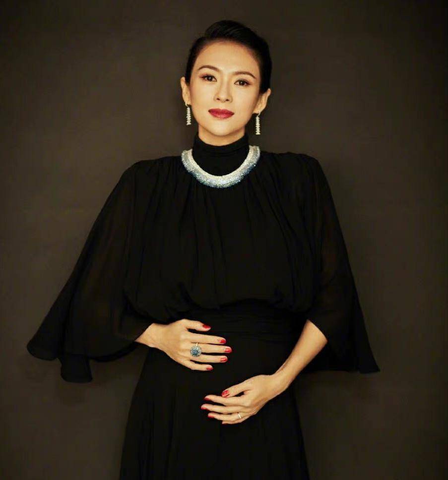 章子怡穿肚兜上台的谣言_张艺谋_电影节_传播