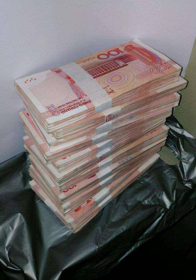 连续取款102次后,这台atm机吐出来的现金已经装满了一个大号塑料袋