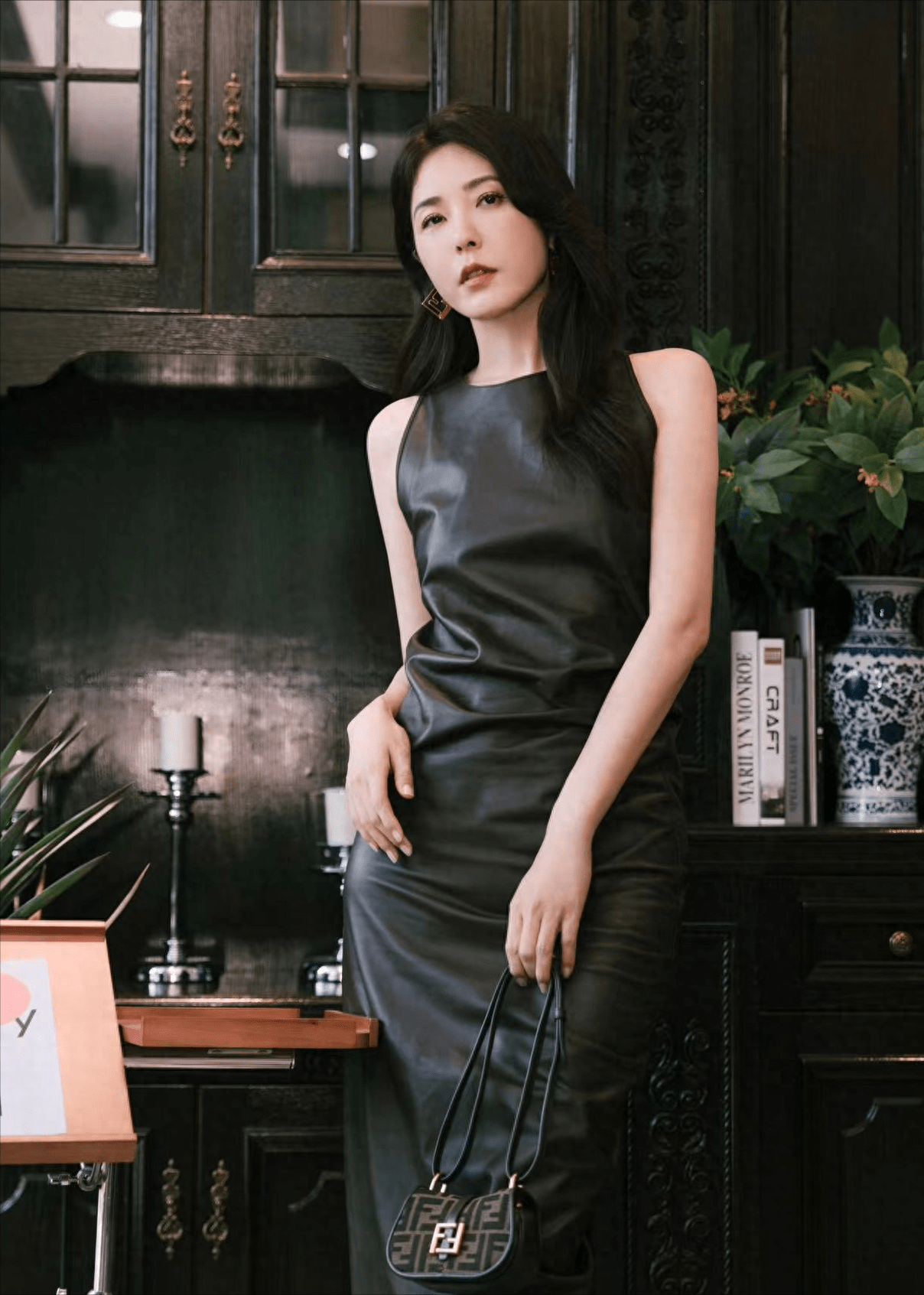 曾黎穿黑皮裙勾勒好身材,抹红唇气场全开,展现出时尚魅力_黑色_衣服