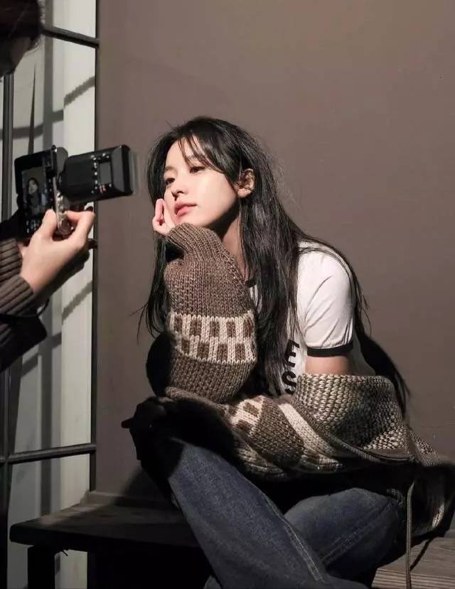 韩国女演员韩孝周素颜也很精致耐看,早秋造型清新脱俗_恤衫_白色_运动