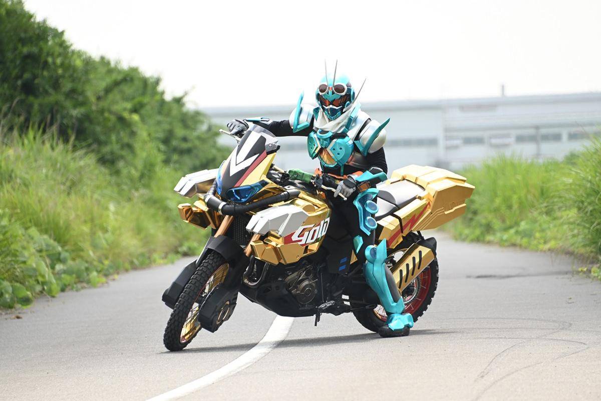 假面骑士歌查德第2话帅气机车上线,加入炼金学院,一枪崩掉怪人_剧情