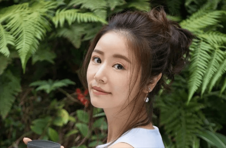 林心如近况曝光引争议,肚子隆起疑似怀孕,47岁素颜像路边大妈!