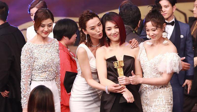 杨千嬅获最受欢迎女主角 老公丁子高甜蜜助威 张嘴大笑毫无星架