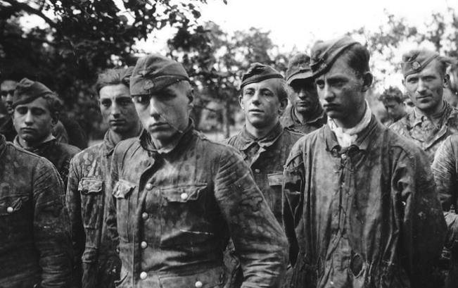 1945年一队德国士兵失踪,2005年一组老照片里发现了他们的故事_保罗