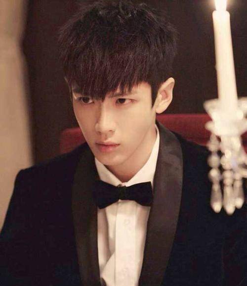 所以从罗云熙的新歌里,似乎听见了他的渴望,要想记住自己年轻的脸庞