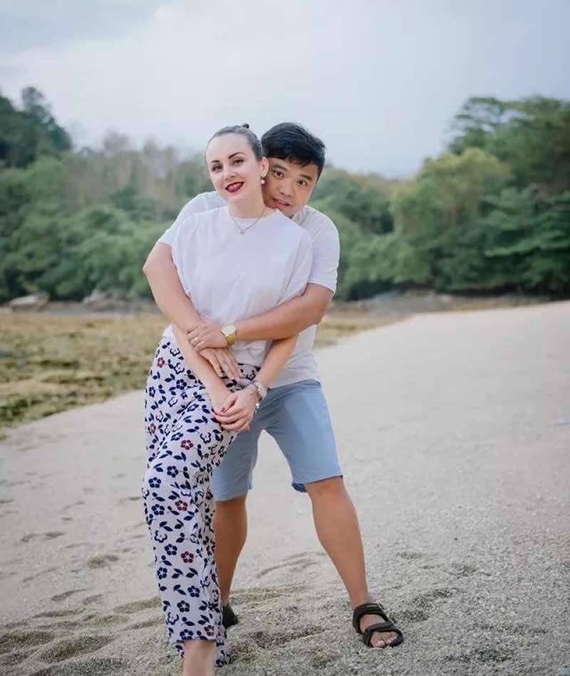 娜塔莎不但颜值远胜蒋宗坤,也比他显年轻,甚至还比老公高出半个头