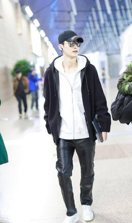 张翰现身,穿金丝条纹开衫搭一条破洞裤,要风度不要温度!