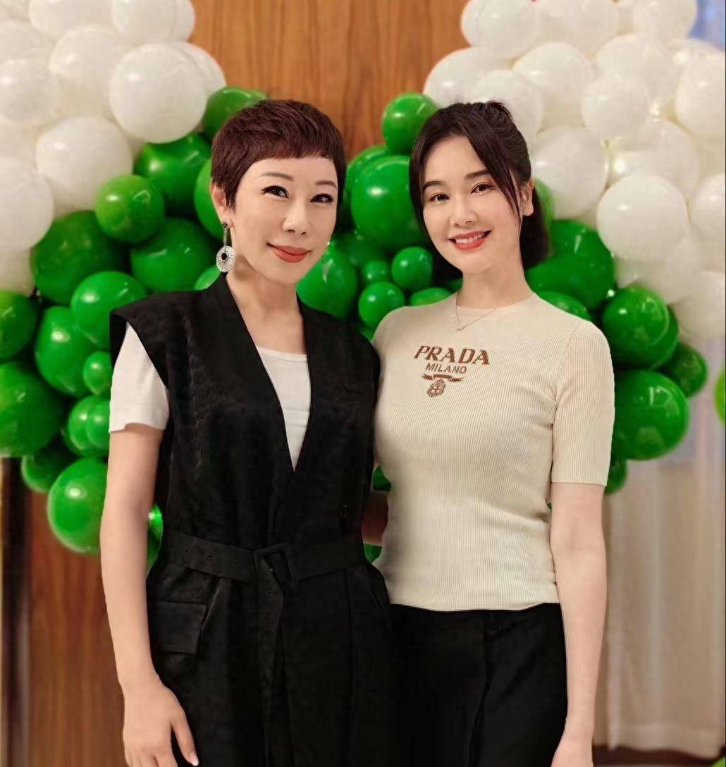 左小青晒46岁生日照,紧身针织衫藏不住好身材,整容后完全认不出_短裙