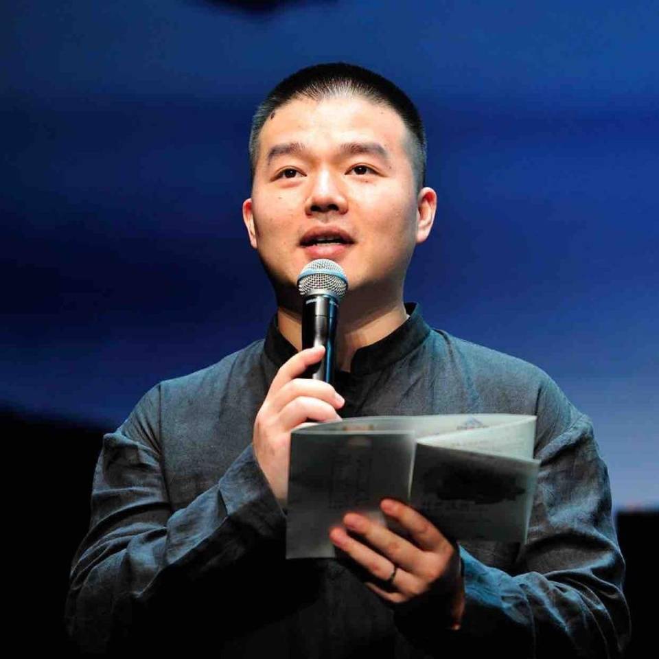 重庆主持人李林突传离世,因感冒引发心肌梗塞,年仅42岁多人悼念_李玟