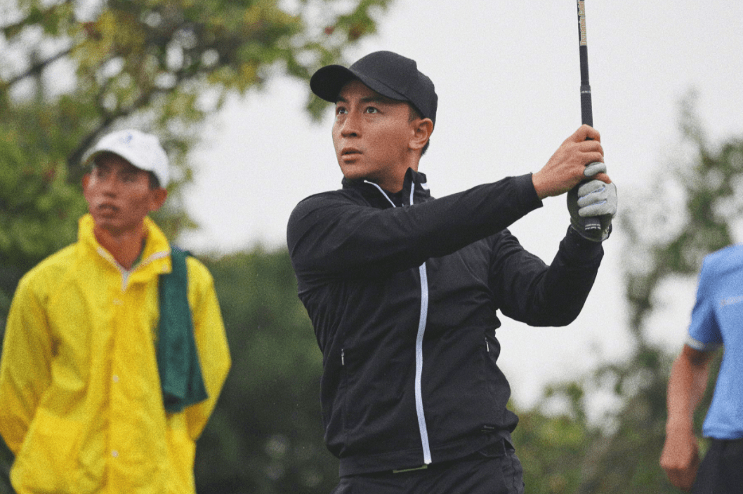 33岁释小龙近况曝光,和好友聚会喝茶抽雪茄,动作熟练很享受_朋友_作品
