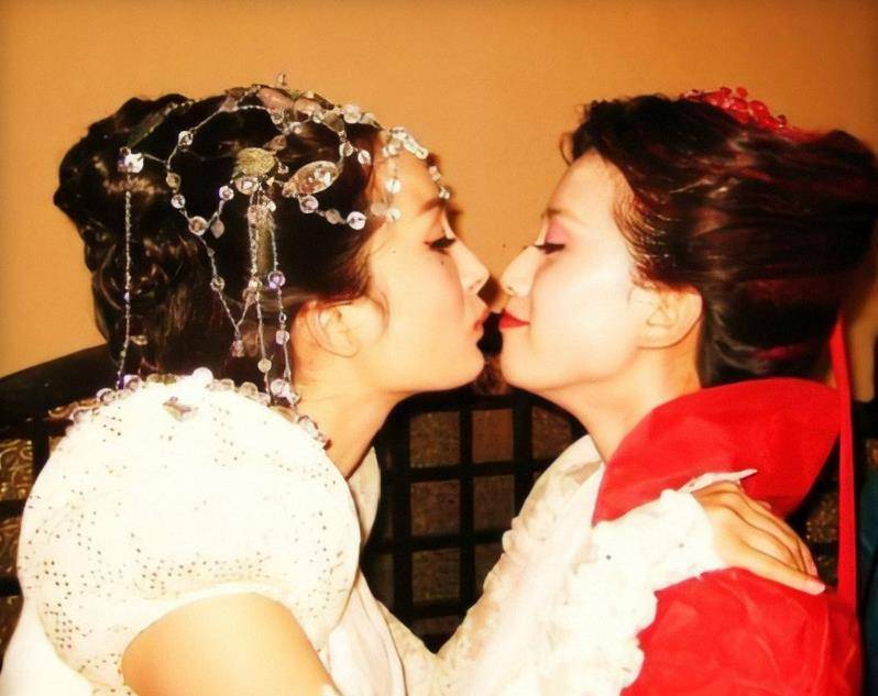 杨幂抓刘诗诗衣领,动作亲密无间,这是雪见和龙葵回来了吗?