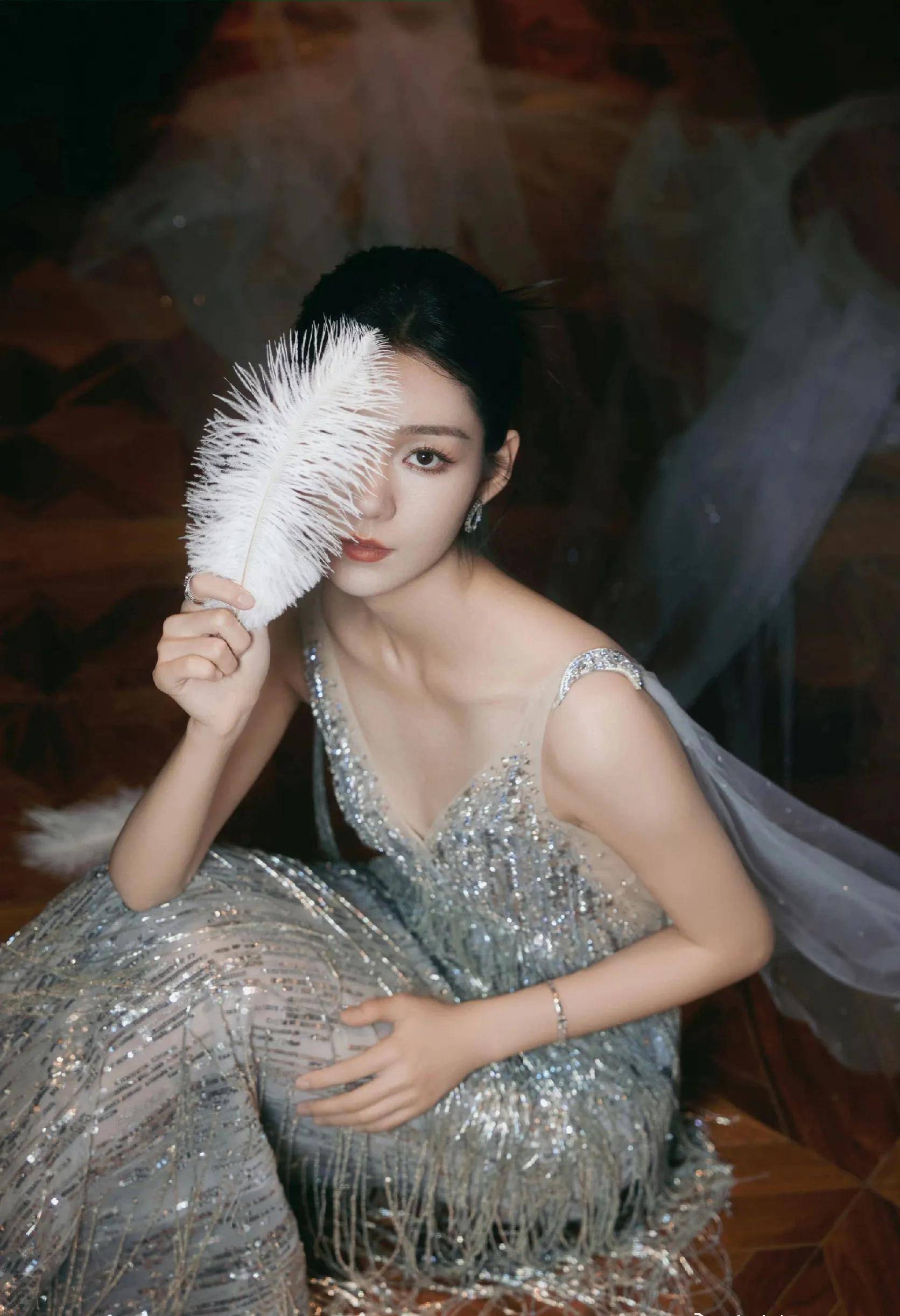 中国长春电影节段奥娟一席银色流苏礼裙盛装出席,惊艳了所有人_模样