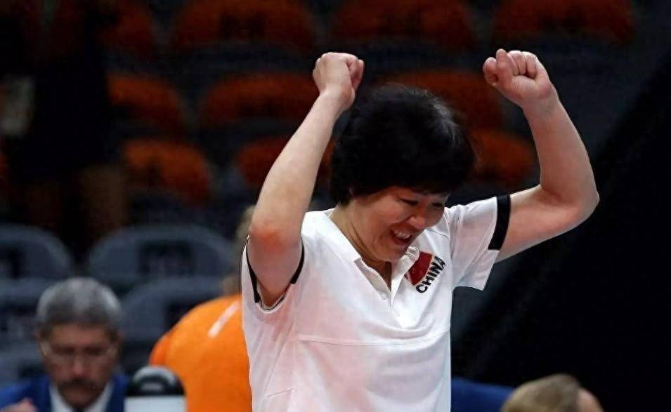 深夜22点,铁榔头不负女排期待,郎平宣布惊喜决定,球迷沸腾了_中国女排