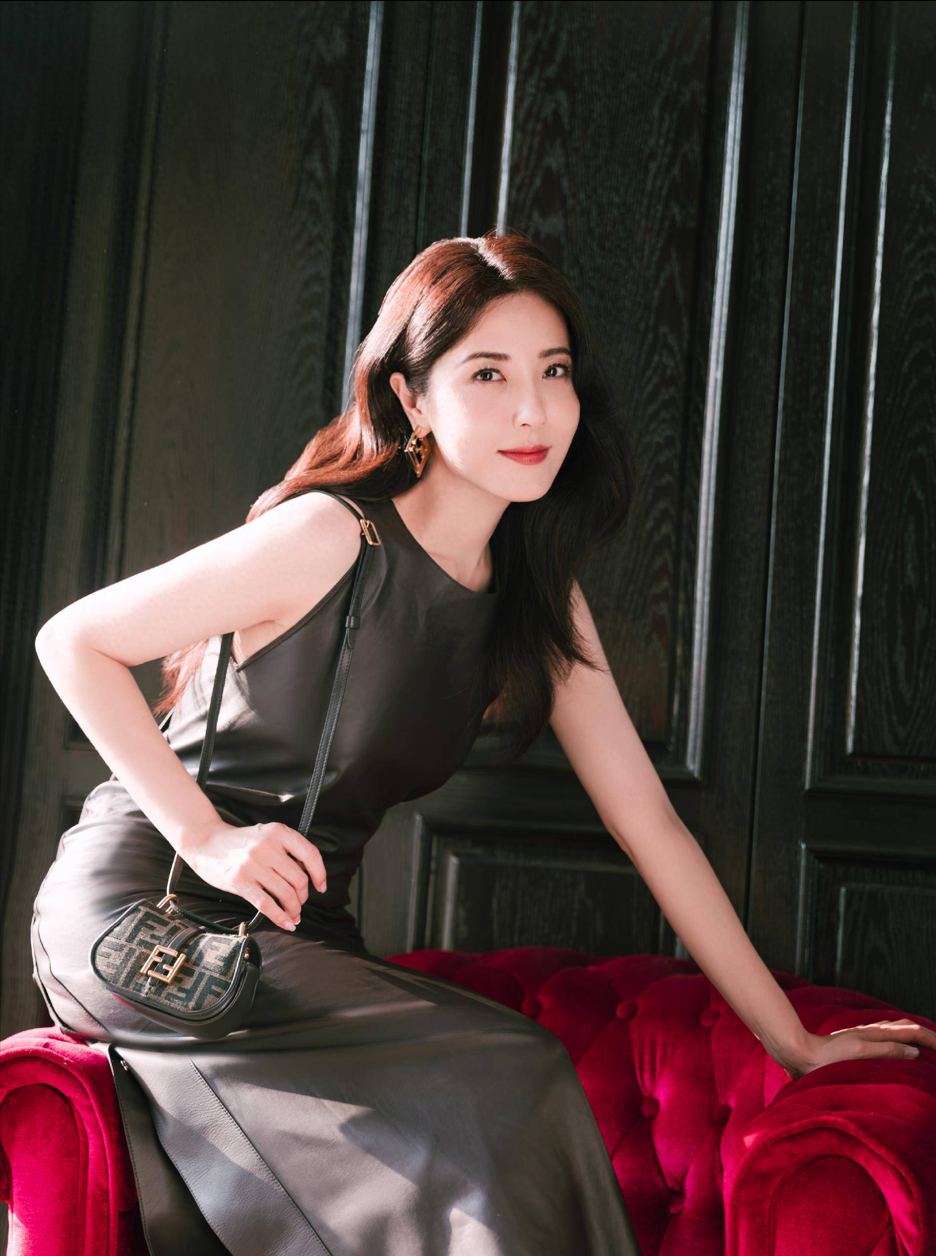 曾黎穿黑皮裙勾勒身材,红唇气场十足,尽显时尚魅力_黑色_形象_感觉