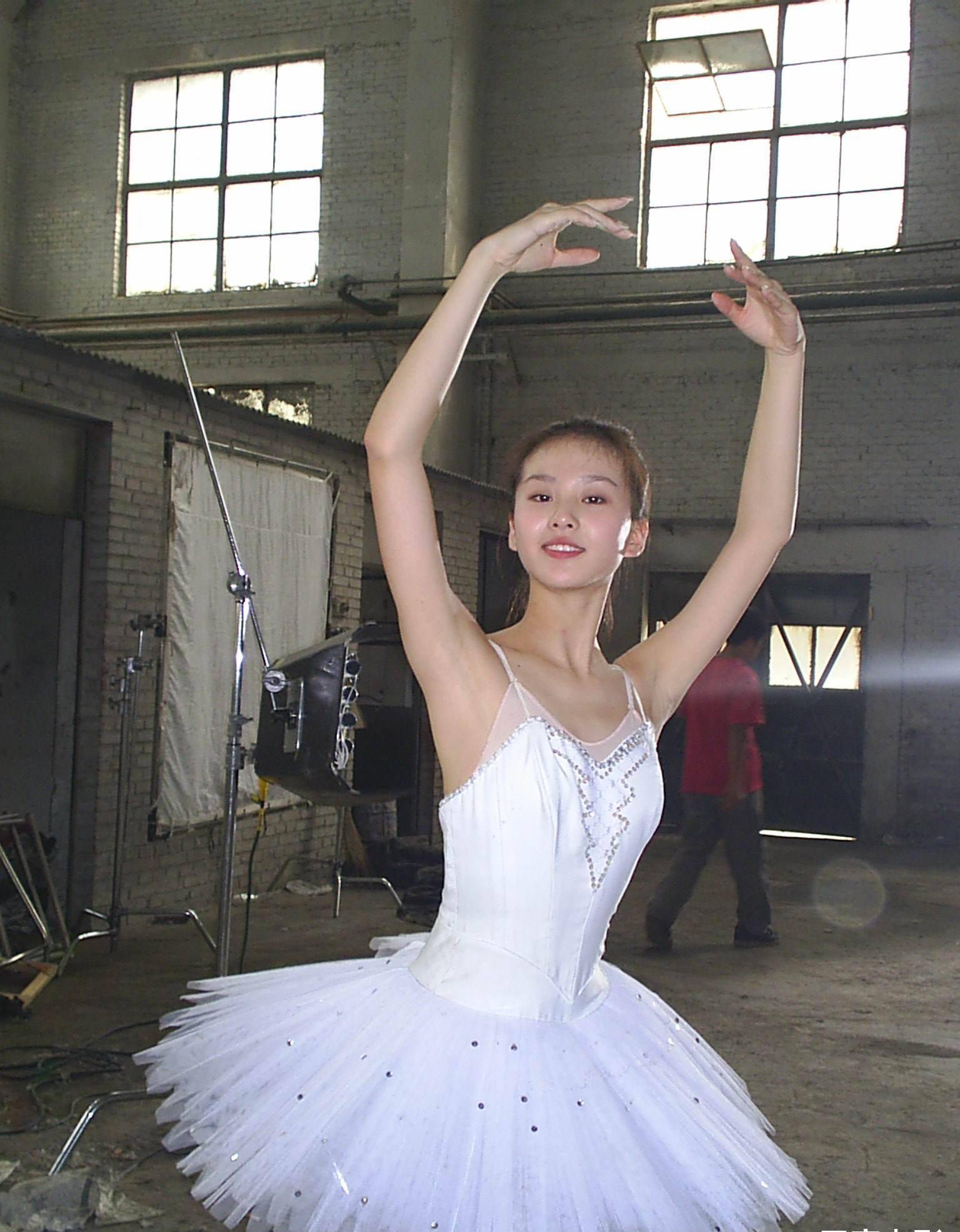 女明星十几岁的"少女之美",干净清淡,浑然天成,我出不去了_刘亦菲