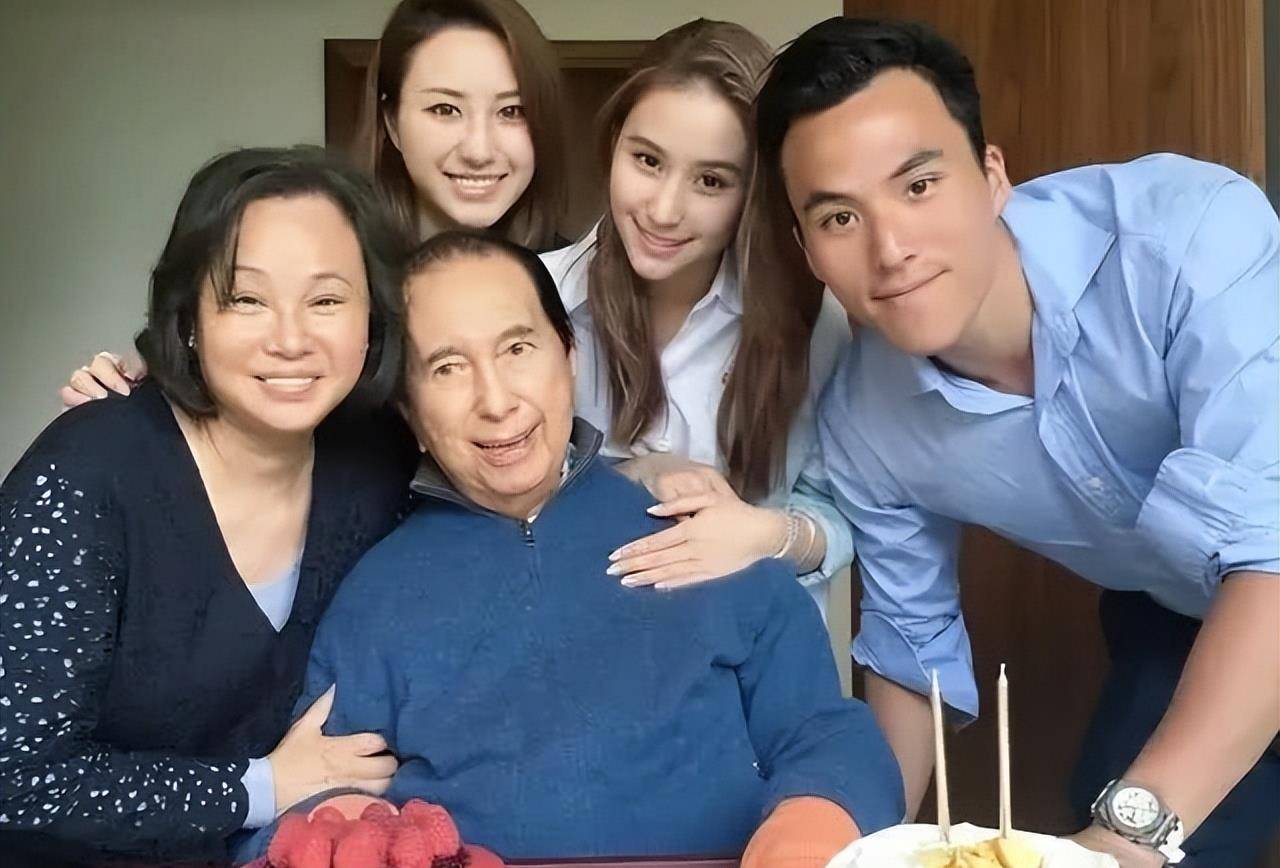 何超莲陪妈妈陈婉珍逛街,三太穿布鞋打扮低调_女儿_母亲_商业街