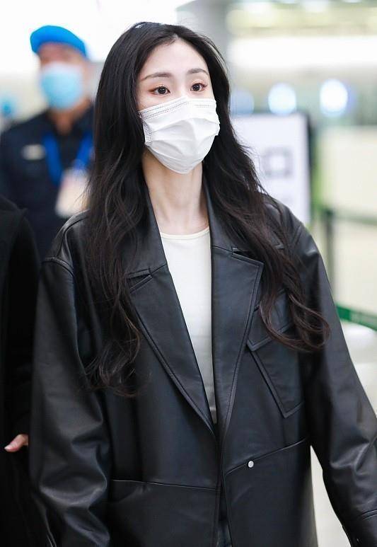 张碧晨的机场私服好显气质,"怼脸拍"都不怕,廓形皮衣真显个性_外套