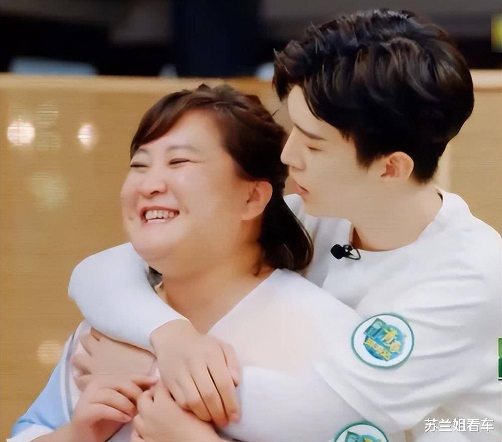 贾玲在一档节目中,高情商救场的情景,被网友亲切地封为"万能cp贾玲"