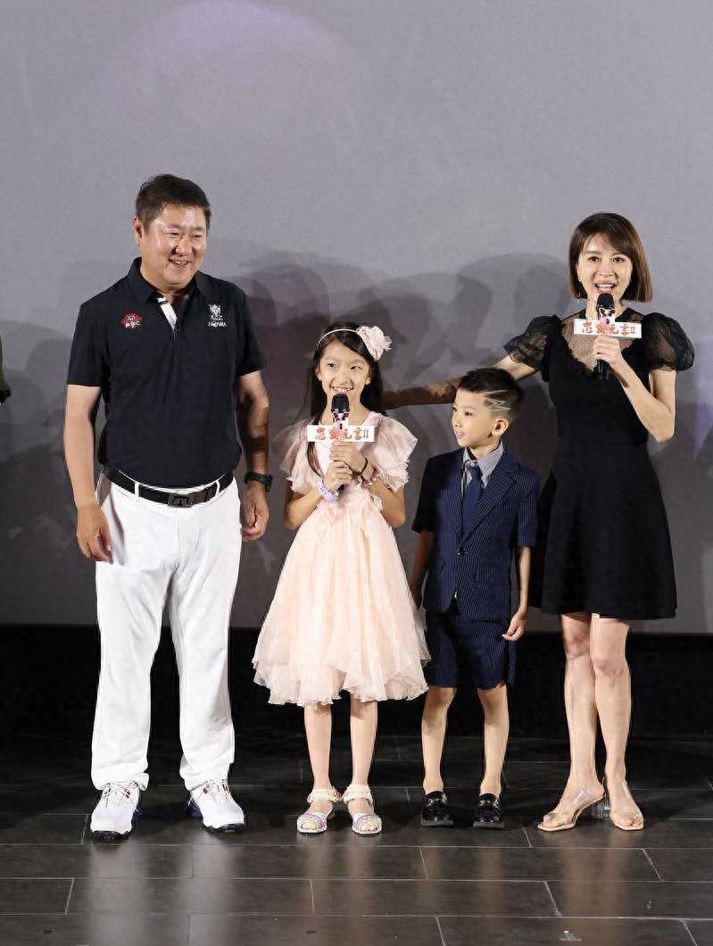 老婆金巧巧明明浓眉大眼,俩孩子却全部随了他_黑色_服装_身材