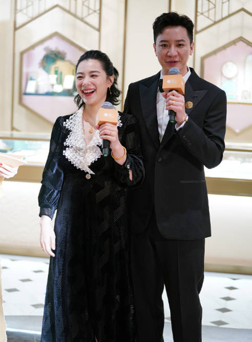 王弢说话时,刘璇满面春风,笑容灿烂.