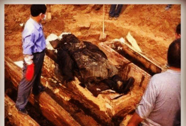 “龙袍”石景山挖出一具身穿龙袍的干尸，史学家：很可能是失踪的顺治帝！