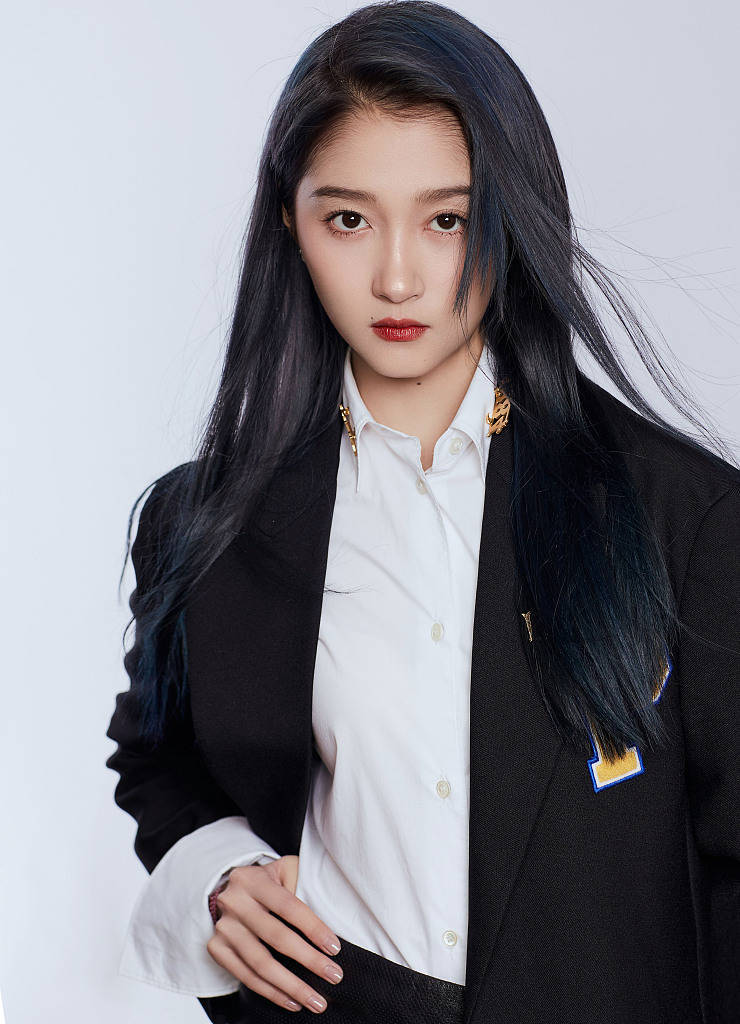 关晓彤的家境显赫,她的祖父是北京琴书泰斗关学曾,父亲是关少曾,也是