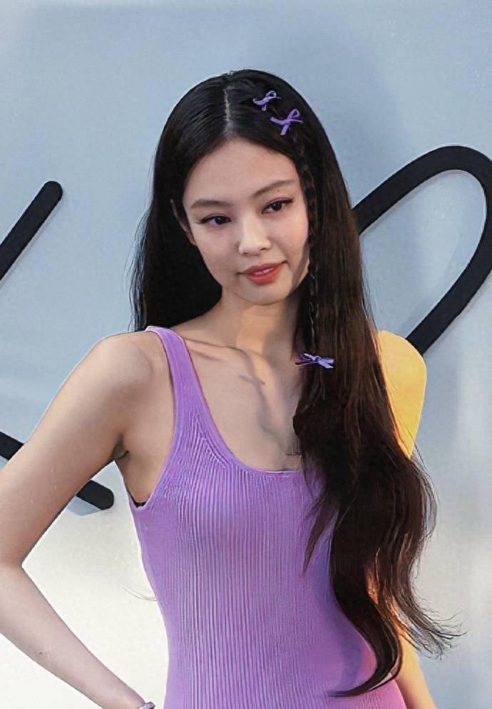 jennie身穿紫色吊带裙出席时尚品牌活动,秀出香肩和性感锁骨_网友