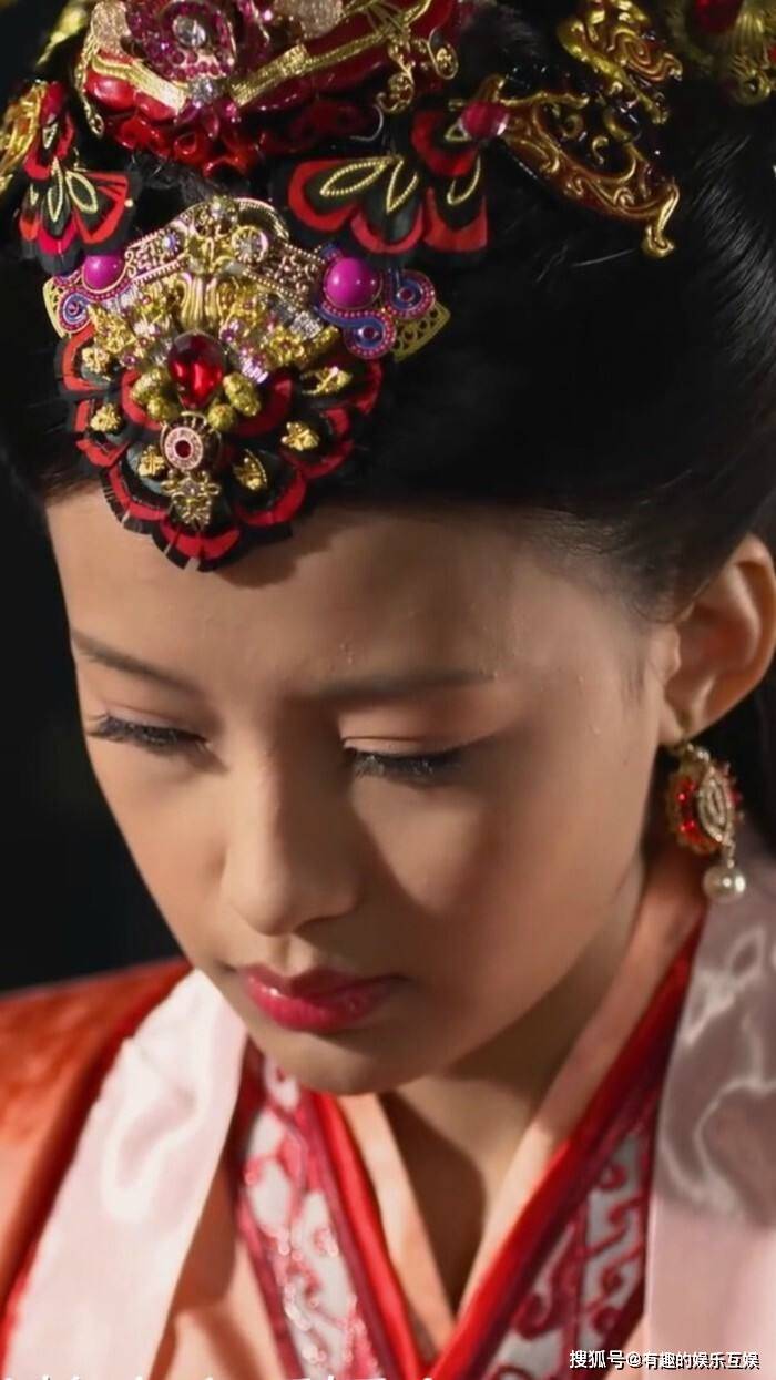 30岁孙怡热辣妩媚,魔鬼身材腰臀比例绝佳_女神_网友_女性