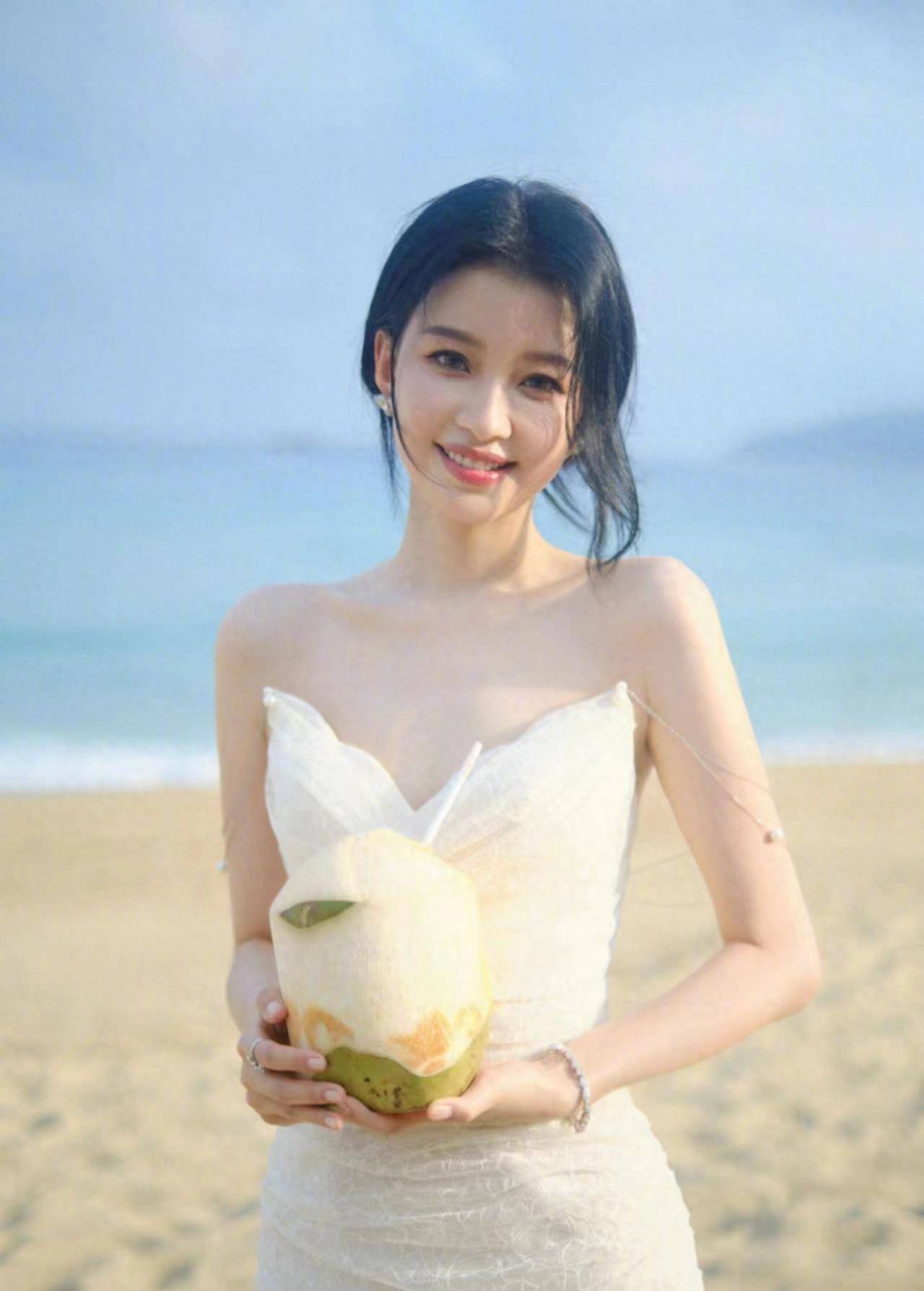 孙怡出席活动,身穿白色蕾丝吊带裙,柔美白皙又优雅!