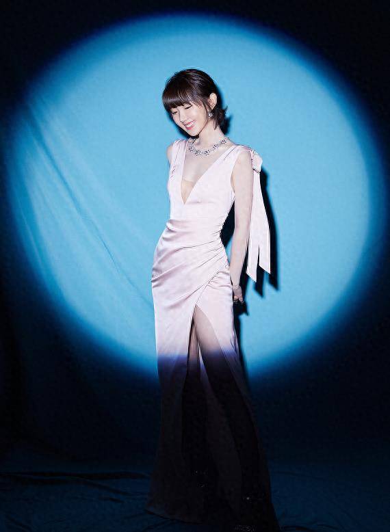 毛晓彤与男伴赤脚共舞,性感吊裙小蛮腰,散发时尚魅力_展现_风格_组合