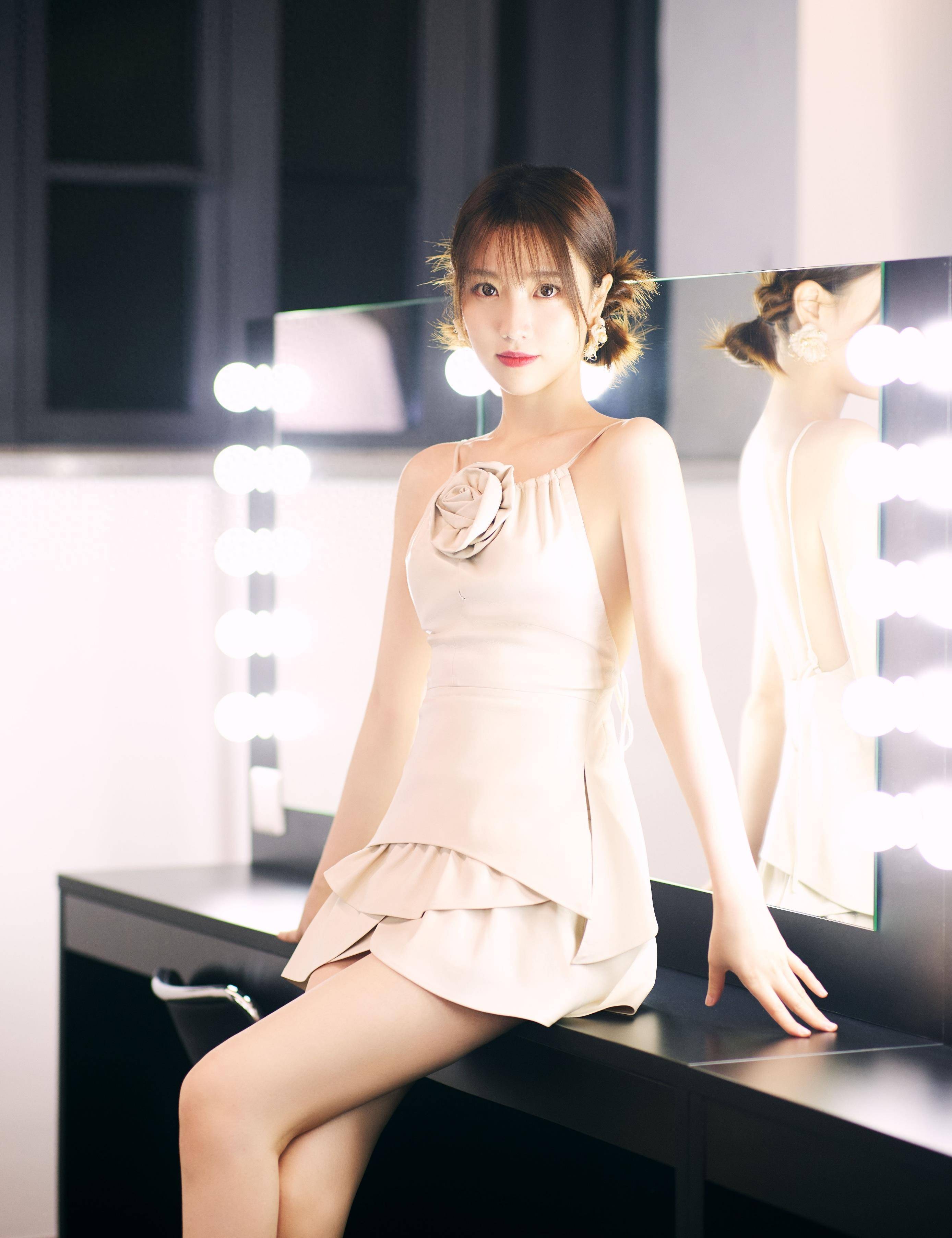 张纯烨的挂脖裙优雅又可爱_的设计_魅力_图片