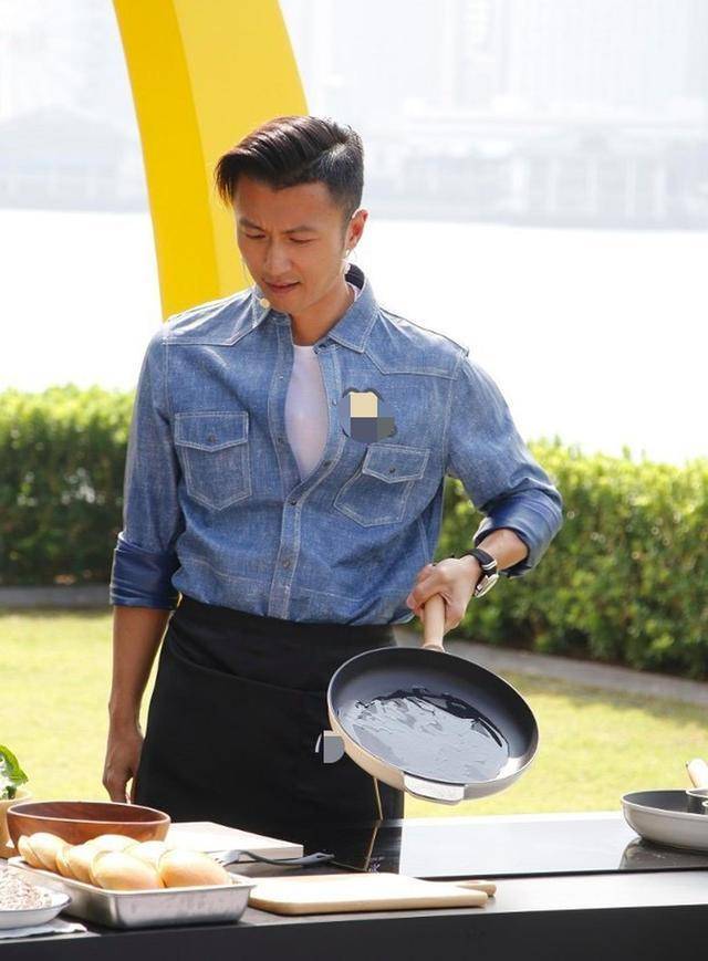 曾被誉为"刘德华接班人",二十岁就在央视春晚独唱,如今片酬低_谢霆锋