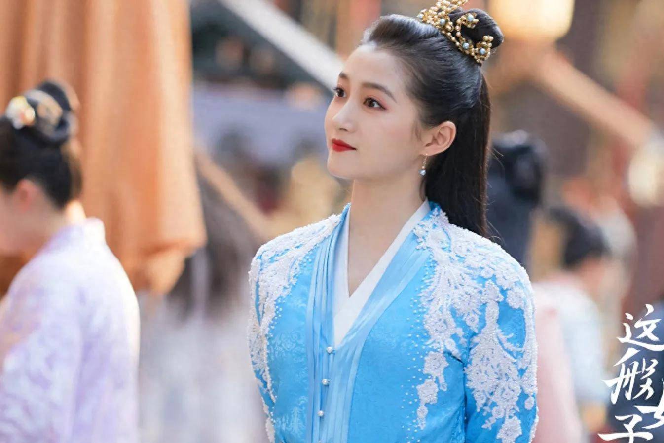 关晓彤手绘画风可爱,与侯明昊搭档太惹眼,网友:剧本拿反了_班婳_女子