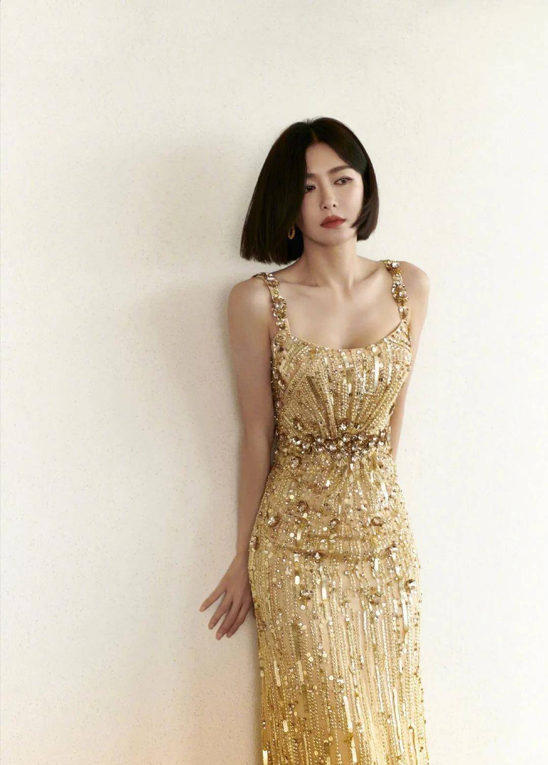 女星秦岚露肩金色连裤袜礼服,高贵大方,迷人迷人_照片_动作_脖子