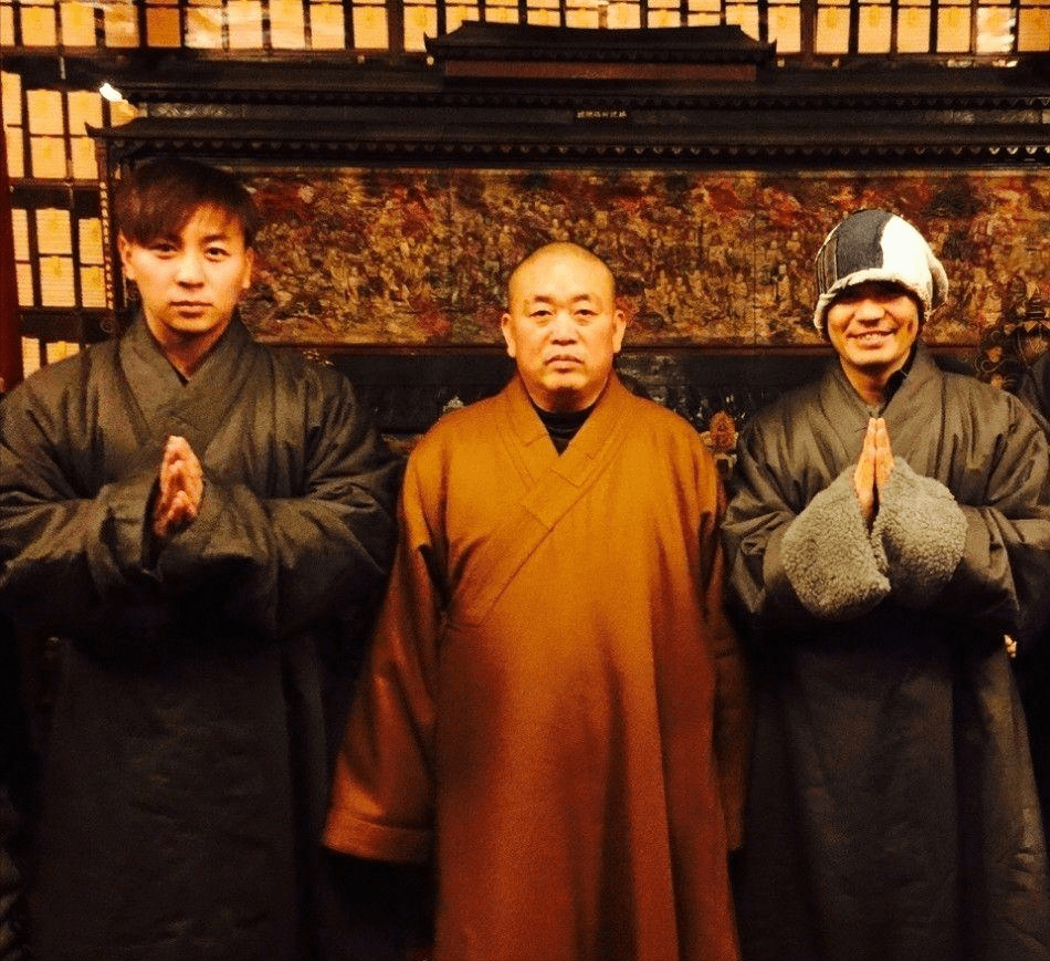 陈同山就带着释小龙去了少林寺,成为一名少林弟子,拜师释永信.