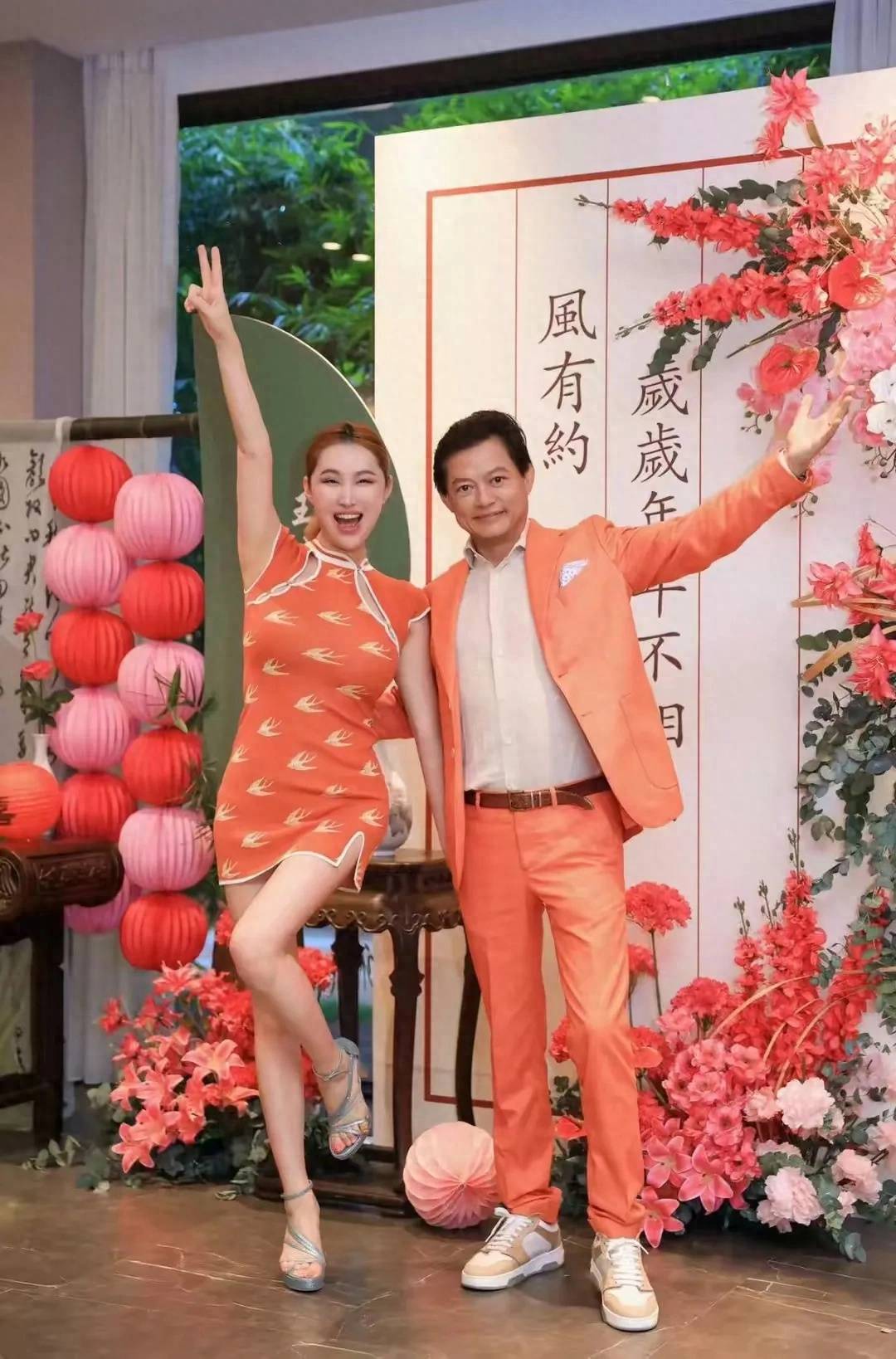 64岁莫华伦为娇妻办回门宴,90后老婆身材火辣,穿性感旗袍惹争议_王